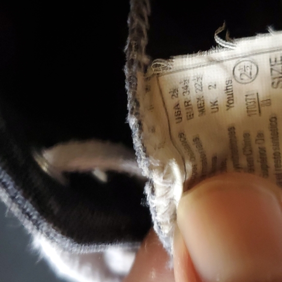 Girls size 2 1/2 airwalk shoes - Picture 3 of 3